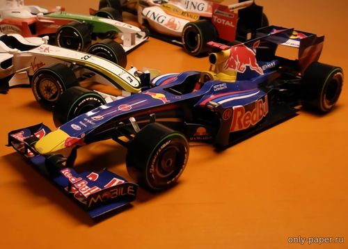 Модель болида Red Bull RB5 Sebastian Vettel, Mark Webber 2009 из бумаг