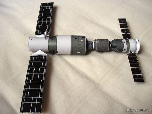 Модель орбитальной станции Шэньчжоу-10 и Тяньгун-1 из бумаги/картона