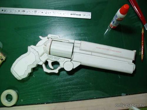 Модель пистолета Vash's Gun из бумаги/картона