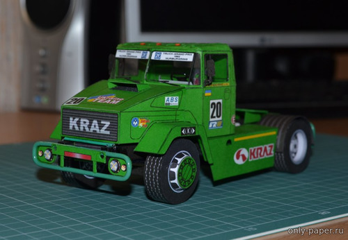 Модель гоночного грузовика КрАЗ-5460 из бумаги/картона