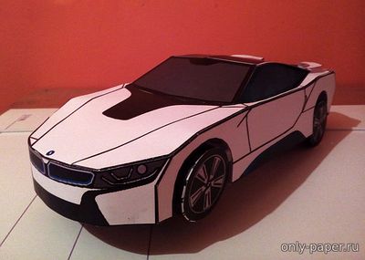 Модель автомобиля BMW i8 из бумаги/картона