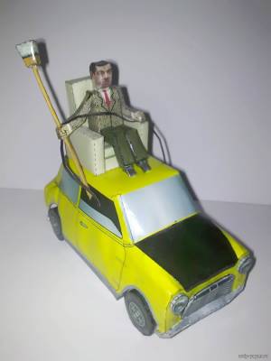 Модель Мистера Бина и его автомобиля из бумаги/картона