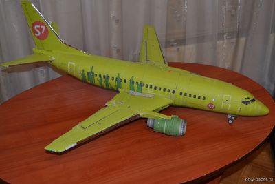 Модель самолета Boeing 737-500 S7 из бумаги/картона