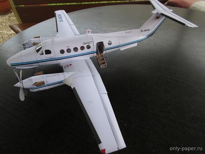 Модель самолета Beechcraft King Air 200 из бумаги/картона