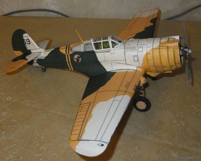 Модель самолета Curtiss 75 Hawk из бумаги/картона
