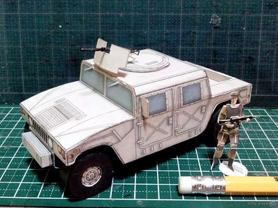 Модель автомобиля Humvee из бумаги/картона