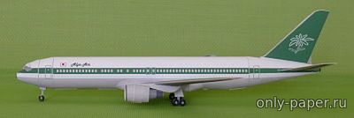 Модель самолета Boeing 767 из бумаги/картона
