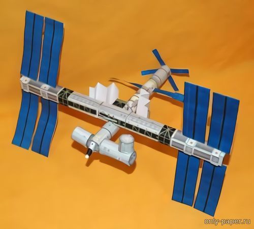 Модель Международной космической станции (МКС) из бумаги/картона