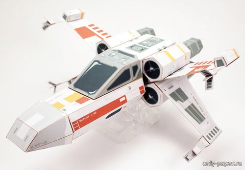 Модель звездного истребителя X-Wing из бумаги/картона