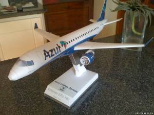 Модель самолета Embraer ERJ-190 Azul Brazilian Airlines из бумаги/карт