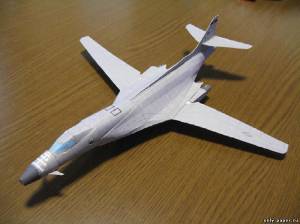 Модель самолета Rockwell B-1 Lancer из бумаги/картона